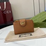 Top-of-the-line Gg Marmont wallet. Crafted from timeless brown leather, this Gg
