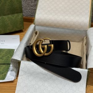 - Plain leather belt, accessories continue to lead the trend of G's new series,