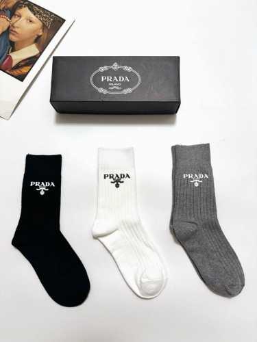 Packaged One box contains 3 pairs Prada classic logo pure cotton mid-calf socks