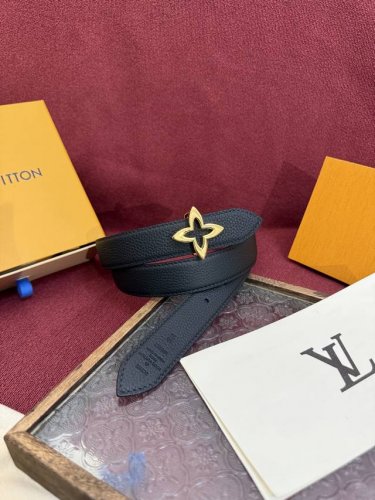 Lv Flowergram 30Mm belt boasts an exquisite design, combining versatility with a