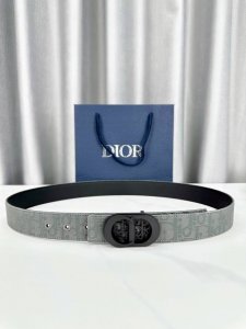 Width 3.5cm This Dior 35mm reversible belt combines elegant sophistication with