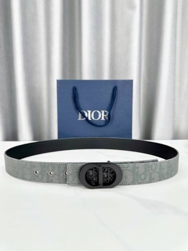 Width 3.5cm This Dior 35mm reversible belt combines elegant sophistication with