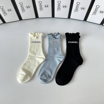 Specially packaged Chanel new style embroidered mid-length slouch socks! Three p