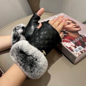 Chanel 2025 Fall/Winter Short Rabbit Fur Gloves - Worth comparing with similar s
