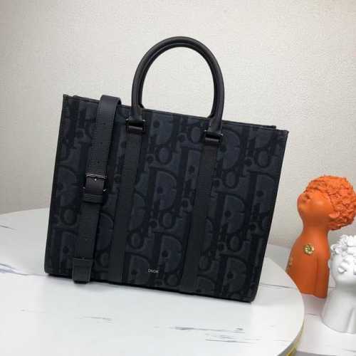 The most premium version on the market. Compare now! This East-West bag, a new