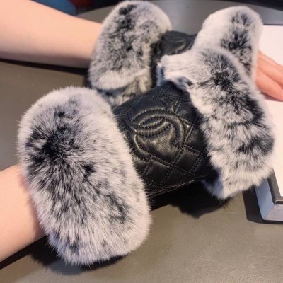 Chanel 2025 Fall/Winter Slippery Rabbit Fur Checkered Lambskin Gloves - Worth co