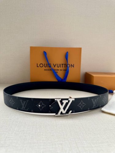 3.4-width Lv Trunk reversible belt features a modern design crafted from grained