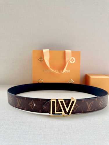 3.4-width Lv Trunk reversible belt features a modern design crafted from grained