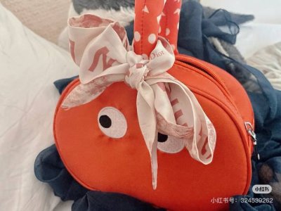 Dior Animal Series Silk ScarfClassic style, slender shape, sharp corners at both