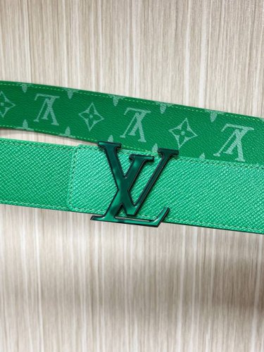 New for the season, the 40mm reversible belt features a soft green swastika on