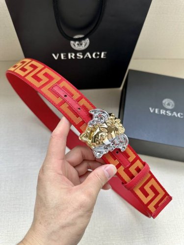 Width 3.8cm This Versace satin ribbon belt has a very casual style, decorated wi