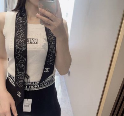 Chanel Twilly scarf is here, Chanel is truly cute, everyone has three of them,