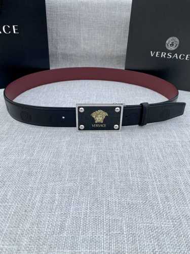Width 3.5cm Versace This flat calfskin belt is decorated with a geometric Greek