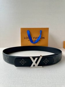 This Lv belt, size 4.0 wide, is made of smooth leather and is decorated with stu