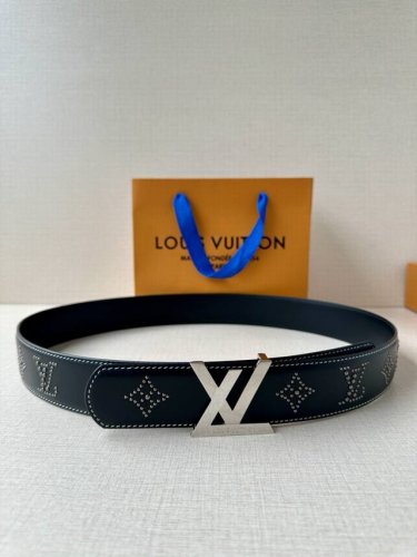 This Lv belt, size 4.0 wide, is made of smooth leather and is decorated with stu