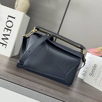 Loewe's new Puzzle luxury woven handbag cowhide leather The Puzzle handbag is th