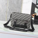 This Dior Explorer bag draws inspiration from the timeless messenger bag icon,