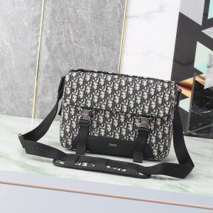 This Dior Explorer bag draws inspiration from the timeless messenger bag icon,