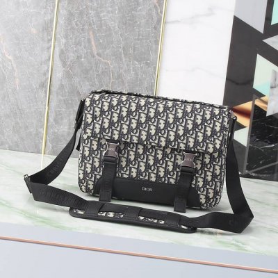 This Dior Explorer bag draws inspiration from the timeless messenger bag icon,