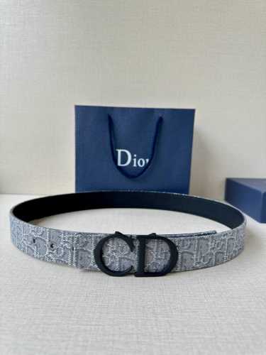 Width 3.5cm. This 35mm reversible belt combines elegant style with modern flair.