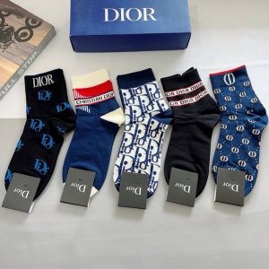 Comes with packaging. One box contains 5 pairs of Dior's new calf socks! Pure c