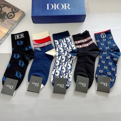 Comes with packaging. One box contains 5 pairs of Dior's new calf socks! Pure c