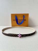 2.0 Wide Lv Iconic belt brings a modern twist to traditional elements. Slim size