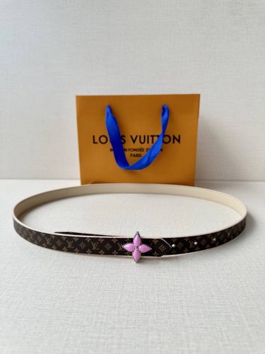 2.0 Wide Lv Iconic belt brings a modern twist to traditional elements. Slim size