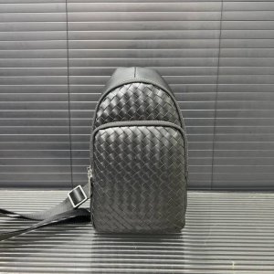 Bottega Veneta hand-woven men's chest bag, shoulder bag, crossbody bag, classic