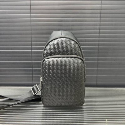 Bottega Veneta hand-woven men's chest bag, shoulder bag, crossbody bag, classic