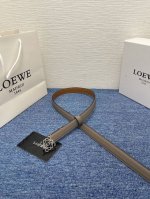 Loewe's latest belt is made of smooth cowhide leather and decorated with metal L