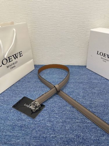 Loewe's latest belt is made of smooth cowhide leather and decorated with metal L