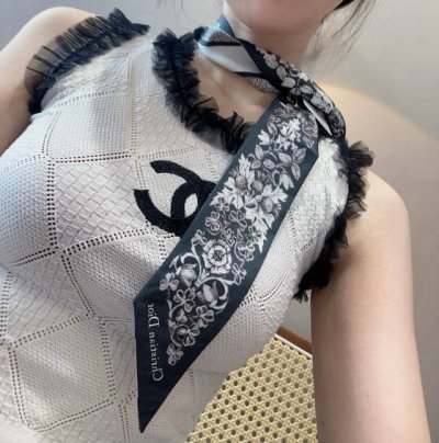 Dior Dior floral latest double-layer headband. It really looks better the more y