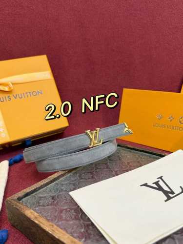 This beautiful 2.0 width LV belt pays homage to the brand's creativity. Its des