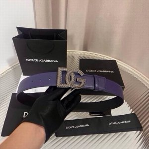 Dolce & Gabbana calfskin belt with a personalized logo buckle. Calfskin belt wit