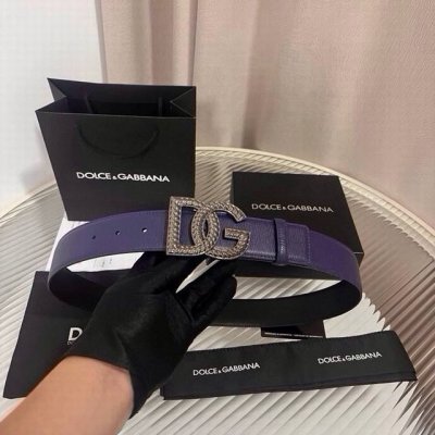 Dolce & Gabbana calfskin belt with a personalized logo buckle. Calfskin belt wit