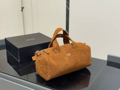 Unboxed Size: 35*16cm Another day of falling in love with a Prada tote. I absolu