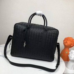 Let's go on a spontaneous trip. Bottega Veneta men's travel bag is no heavier t