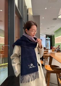 Loro Piana, available simultaneously on the official website. This is a surplus