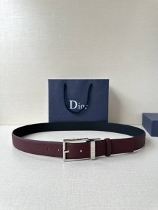 This 35mm belt blends elegance and modern style. It features a reversible design
