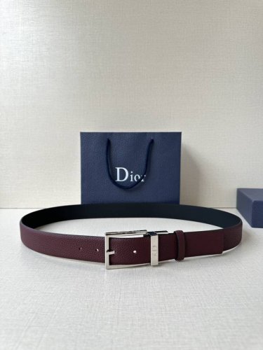 This 35mm belt blends elegance and modern style. It features a reversible design