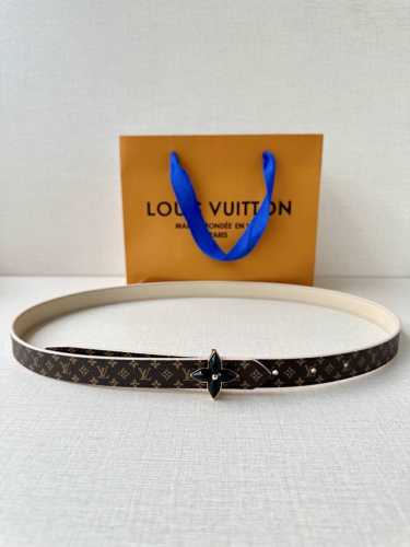 2.0 Wide Lv Iconic belt brings a modern twist to traditional elements. Slim size