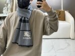 Burberry's hot-selling new high-end men's scarf in a classic warhorse check patt