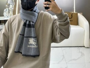 Burberry's hot-selling new high-end men's scarf in a classic warhorse check patt