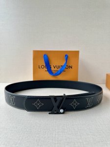 This 4.0-width Lv leather belt is crafted from smooth leather and adorned with s