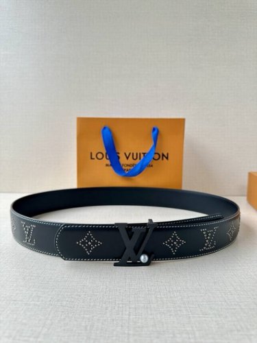 This 4.0-width Lv leather belt is crafted from smooth leather and adorned with s