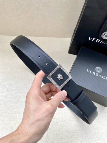 Width 4.0 Cm Versace Head Logo: The Belt Buckle Features A 3D Medusa With A Squa