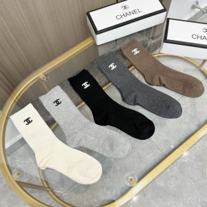 Comes with packaging. One box contains five pairs of Chanel's popular mid-calf