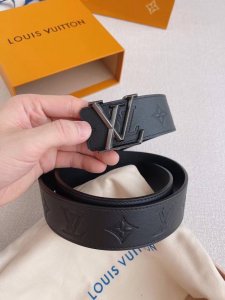 Lv This Lv Pyramide belt is made of natural calfskin with Louis Vuitton's signat