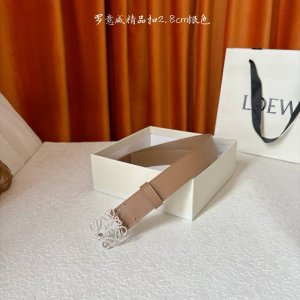 New Loewe smooth calfskin leather belt, adorned with a metal Loewe logo, 2.8cm w